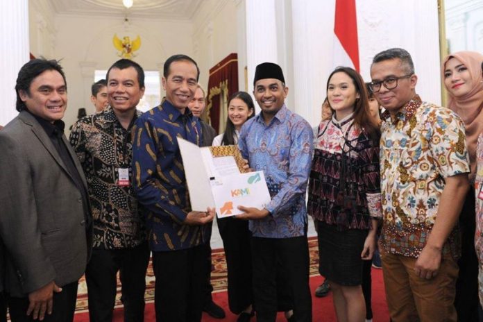 Presiden Joko Widodo bersama Glenn Fredly di Instana Negara _ akun resmi Presiden Joko Widodo Glenn Fredly